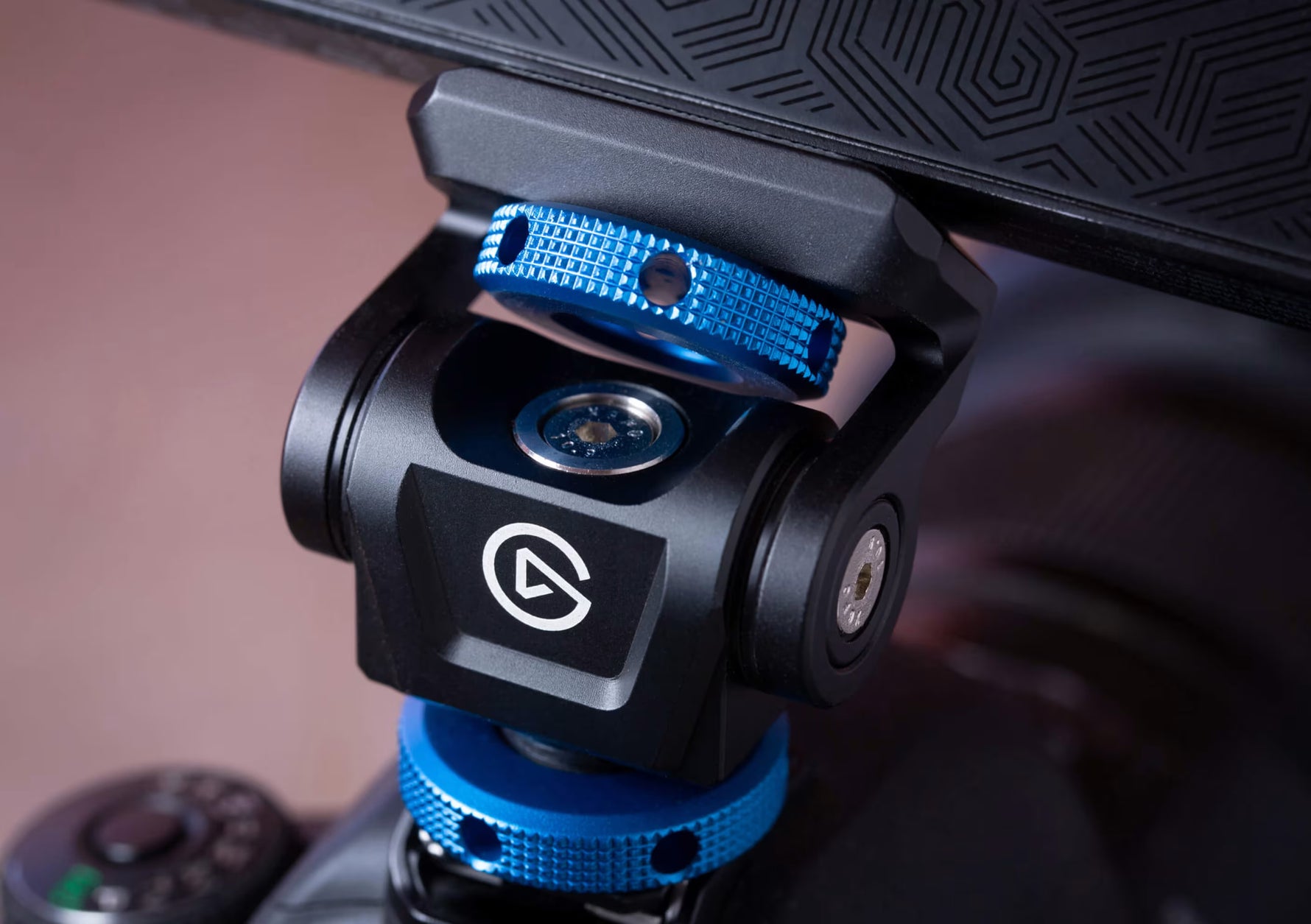 Elgato Cold Shoe Adjustable Camera & Accessory Mount - 10AAR9901