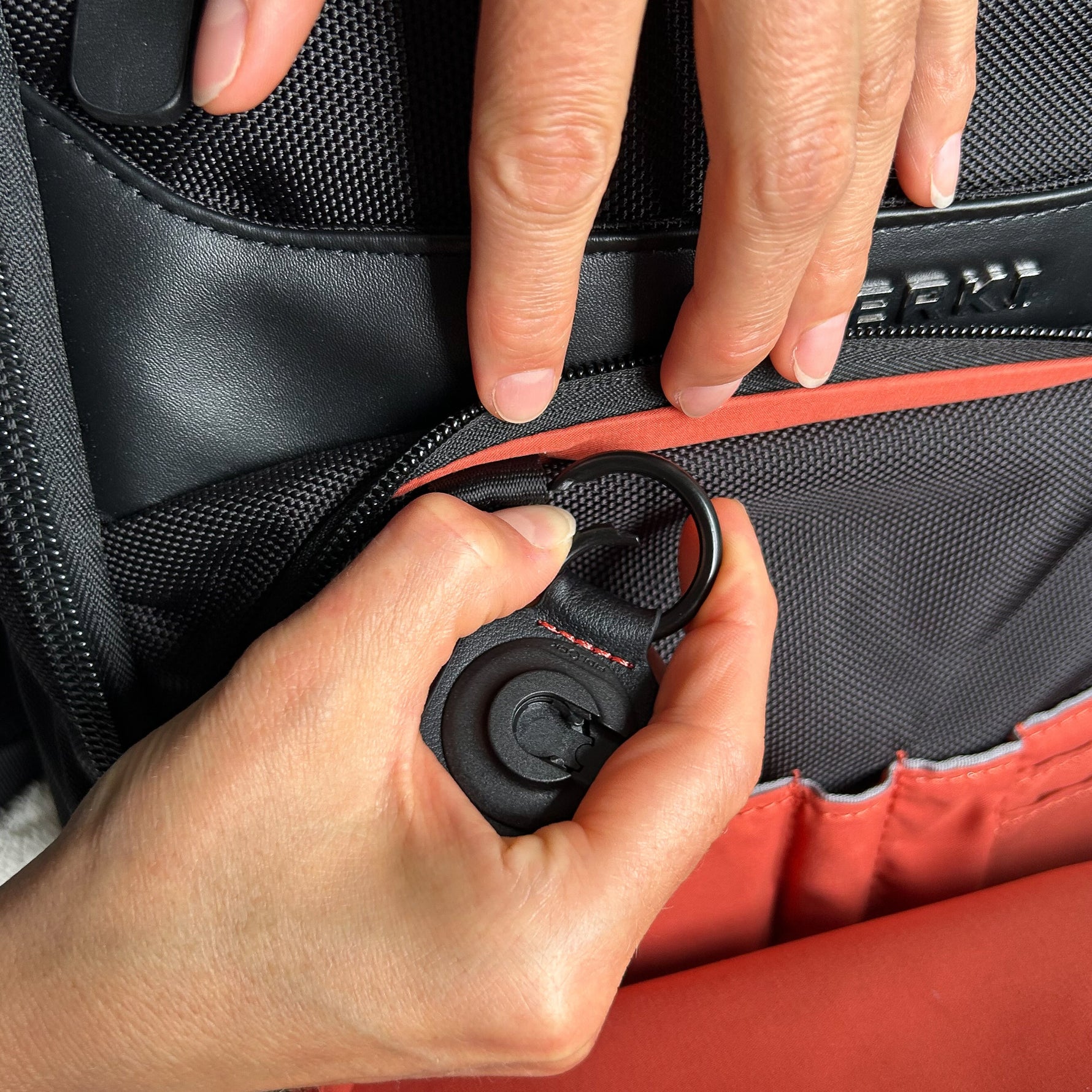 Everki EKF550 Quick-Release Keychain - image 8