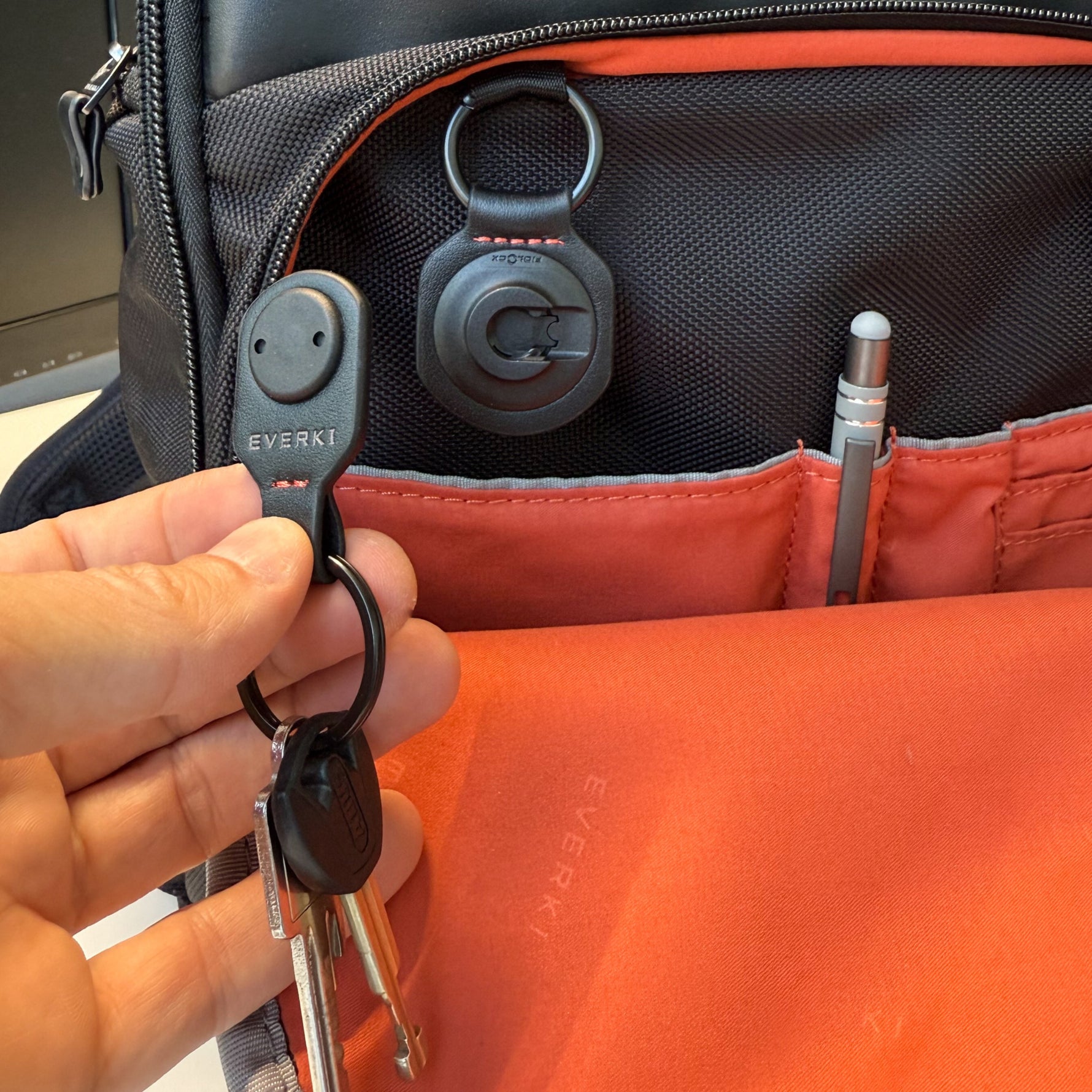 Everki EKF550 Quick-Release Keychain - image 3